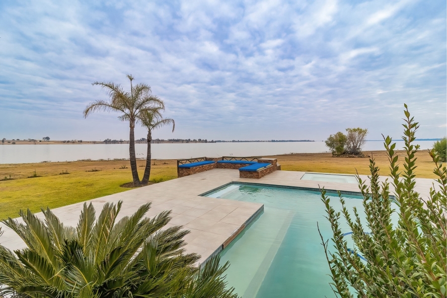 8 Bedroom Property for Sale in Oranjeville Free State